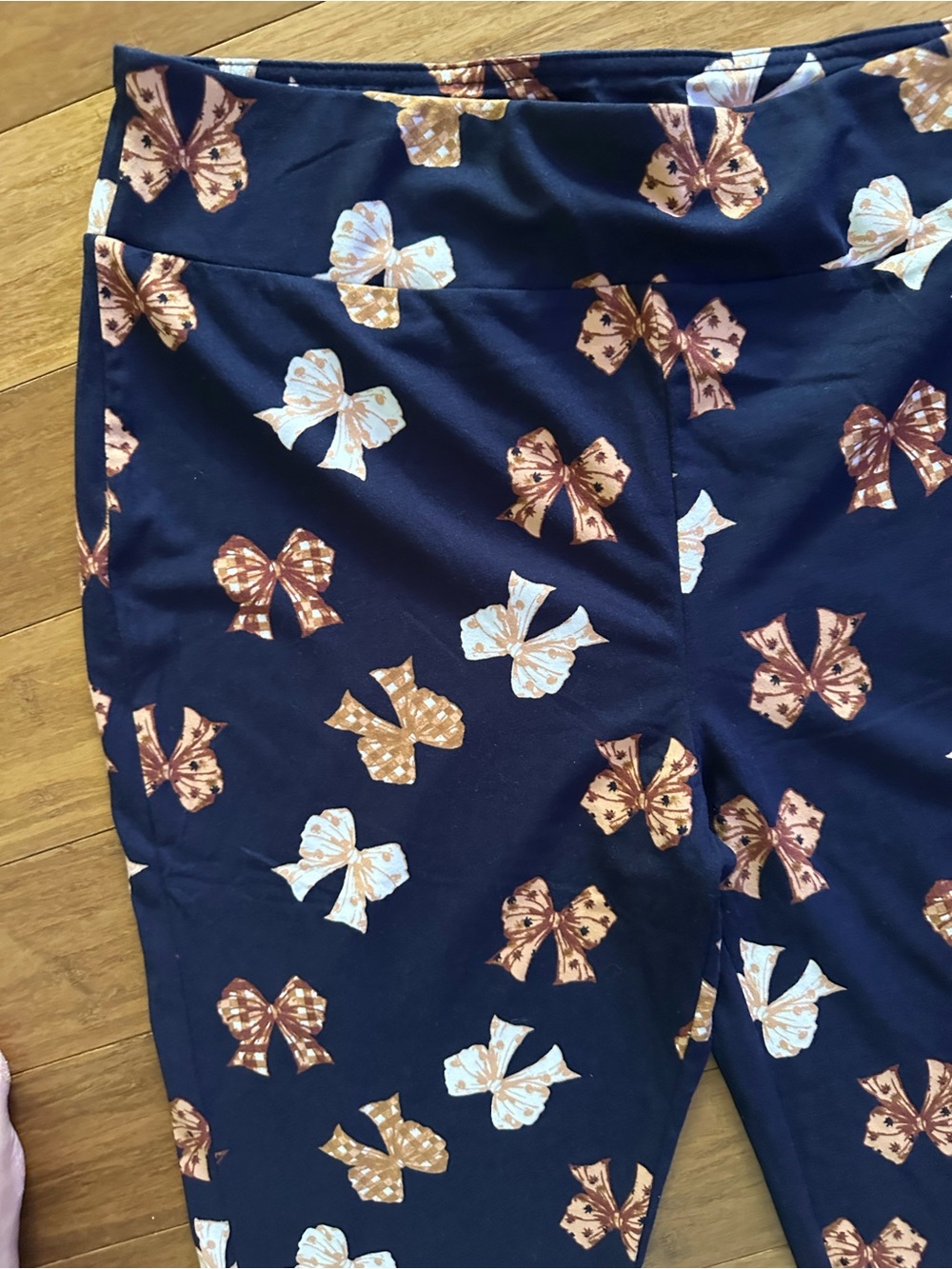 Feeling Festive Navy Bow Print Leggings - Picture 4 of 6